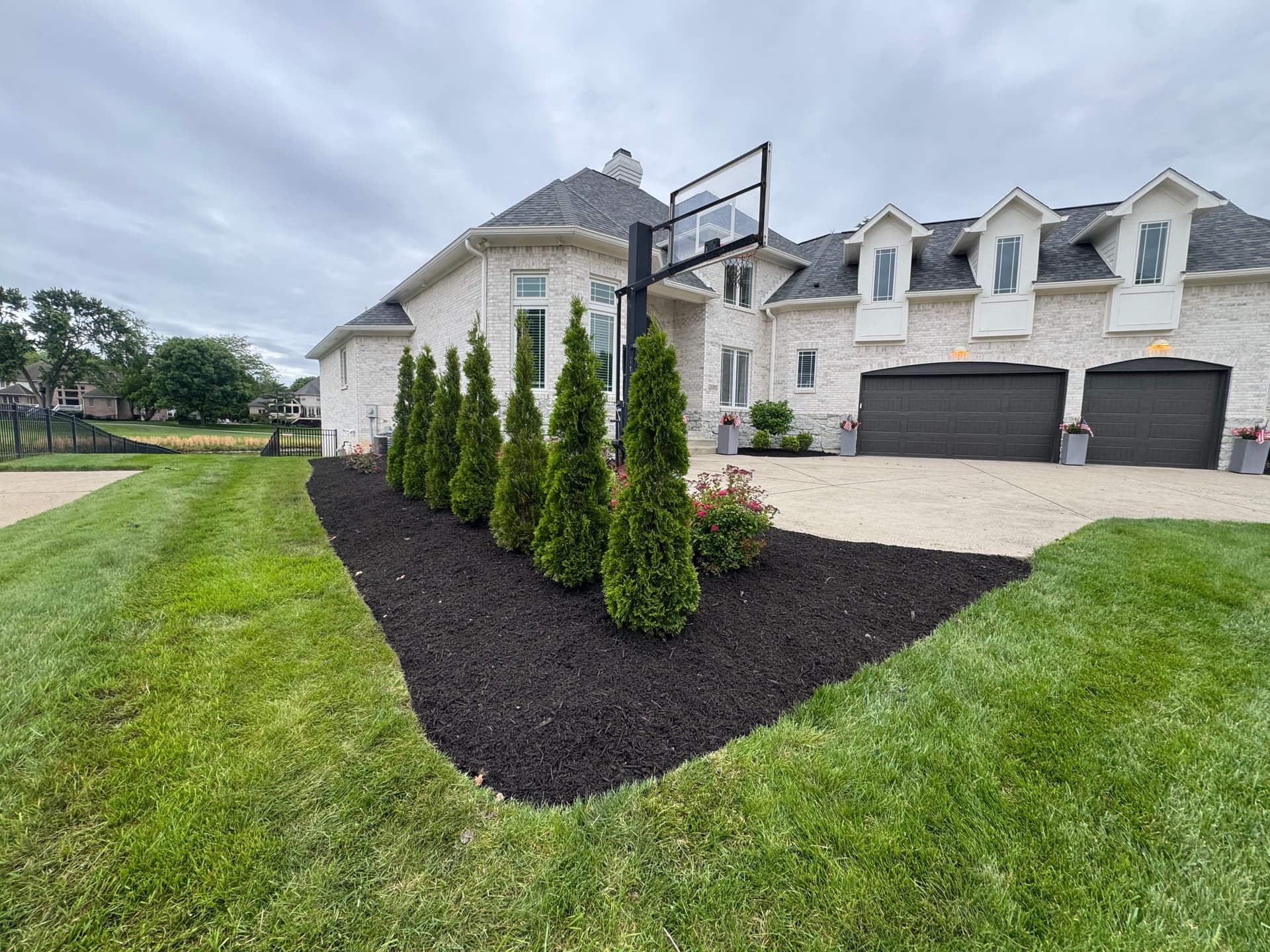 Gallery photos for 6 Yards of Black Premium Mulch Cleanup in Fishers: Image #2